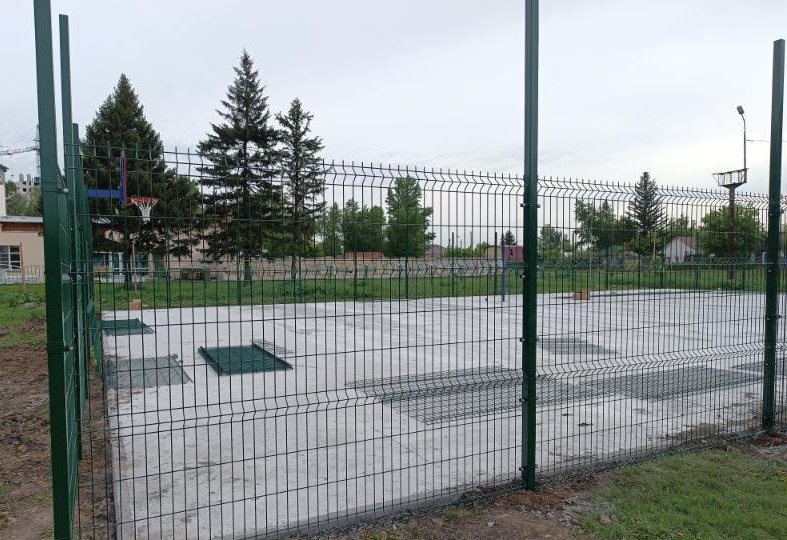 Сергей Шелест рассказал об установке в Центральном округе новой спортивной волейбольно-баскетбольной площадки.