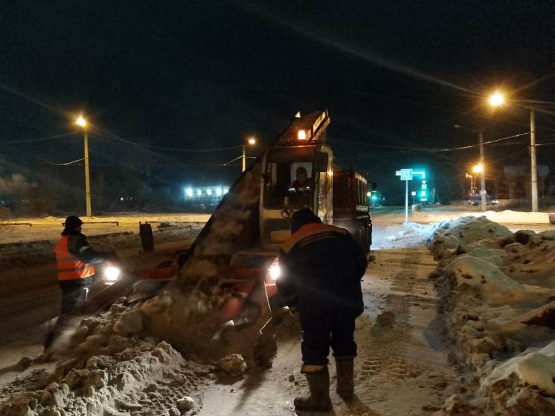 В выходные снег с дорог вывозили звенья привлеченной техники.