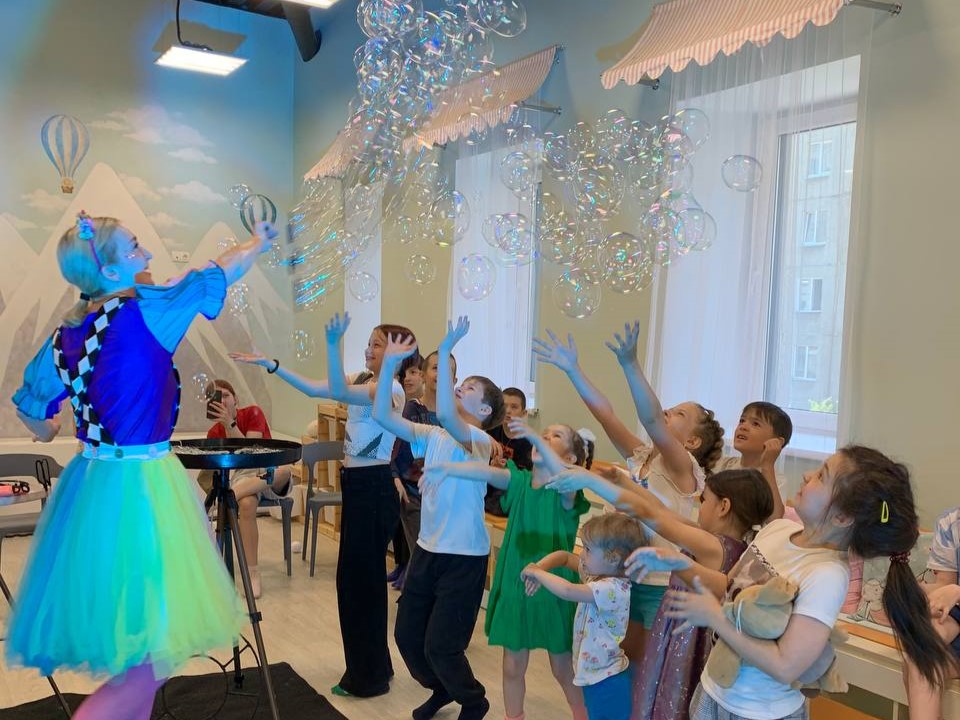 «Белый кролик» провел благотворительный детский праздник.