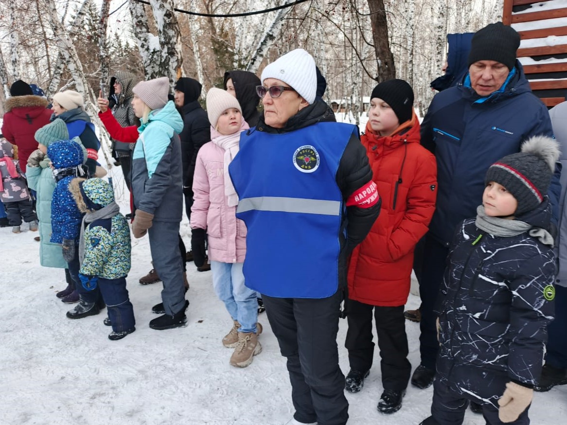 Народные дружинники обеспечивают безопасность при проведении новогодних мероприятий.