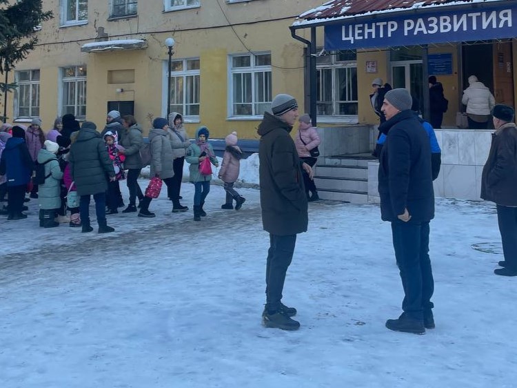 В омском дворце творчества прошла учебная эвакуация.