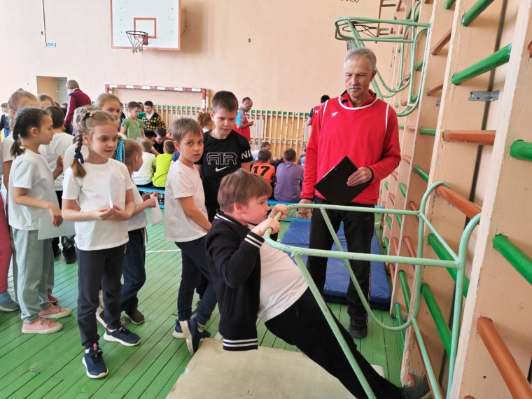Омские школьники сдают нормативы ГТО.
