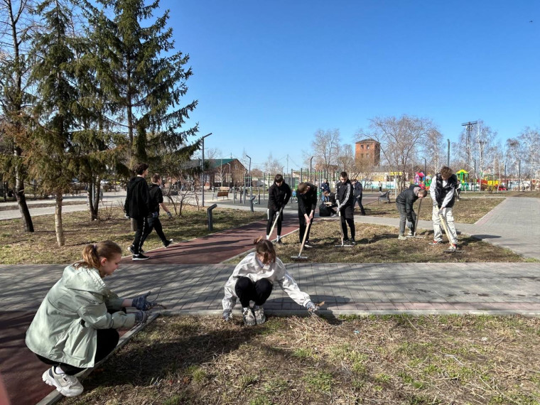 В Ленинском округе молодежь провела акцию «Чистый город начинается с тебя».