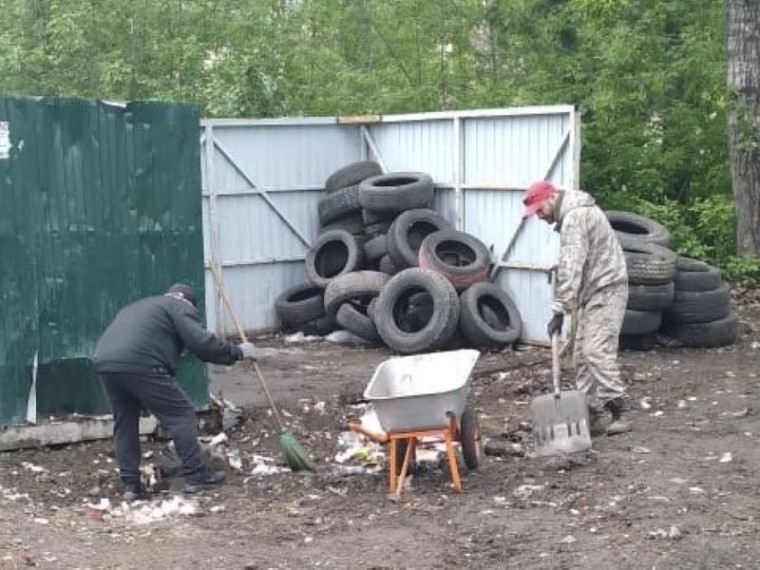 В Ленинском округе проводят работу с управляющими компаниями в части утилизации шин.