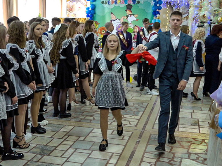 Сергей Шелест поздравил выпускников с окончанием последнего учебного года.