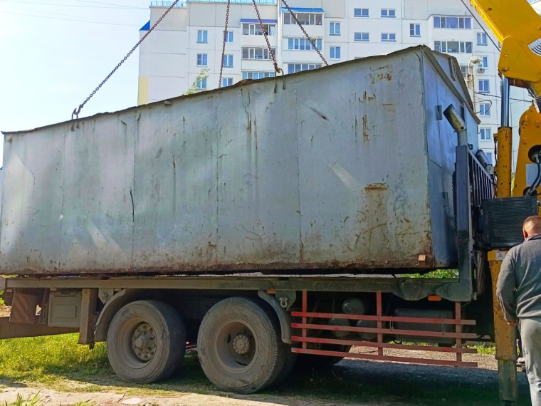 В Советском округе выносят незаконно установленные гаражи.
