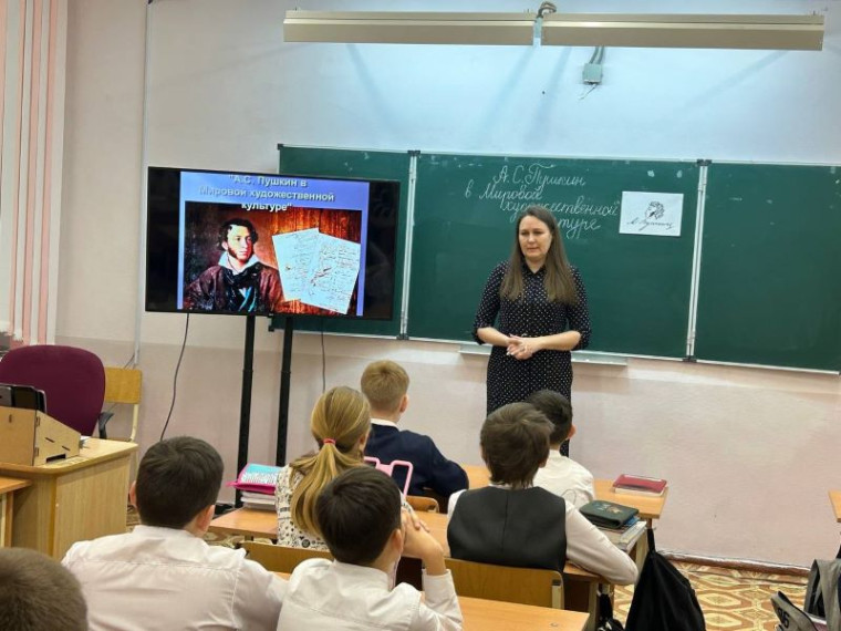 В школе №13 отметили Международный день родного языка.