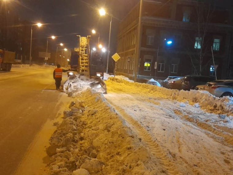 В Омске продолжаются работы по вывозу снега и снятию наледи.