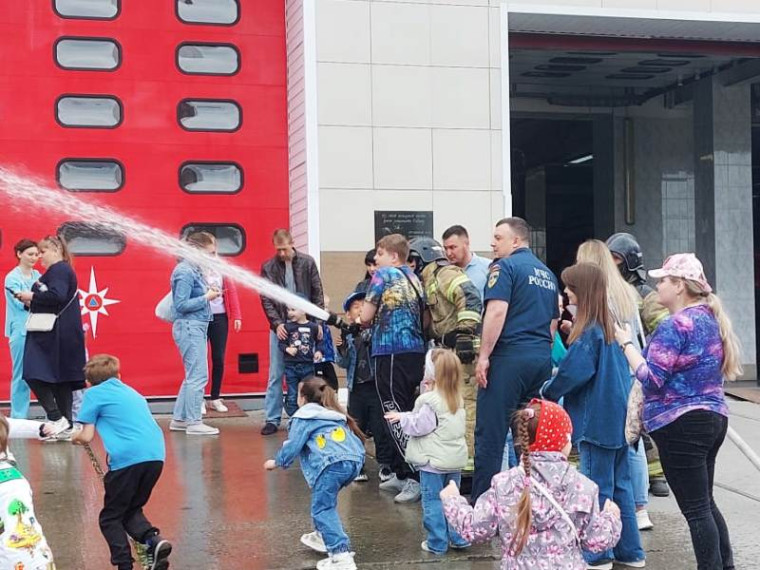 Юные омичи Октябрьского округа посетили пожарно-спасательную часть.