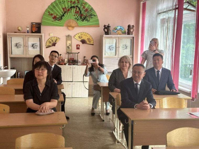 Китайская делегация посетила омскую гимназию № 159.