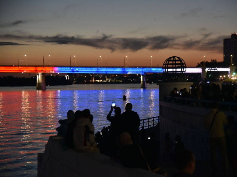 Юные омичи вместе с губернатором и мэром запустили подсветку Ленинградского моста.
