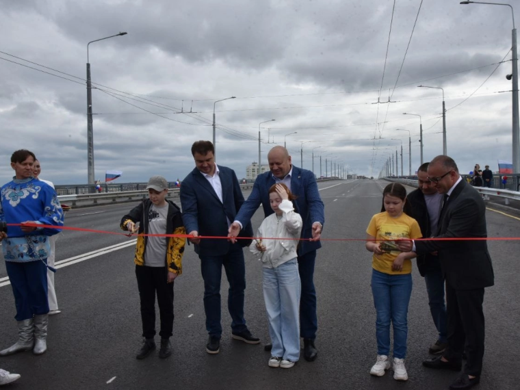 Виталий Хоценко и Сергей Шелест открыли Ленинградский мост после капремонта.