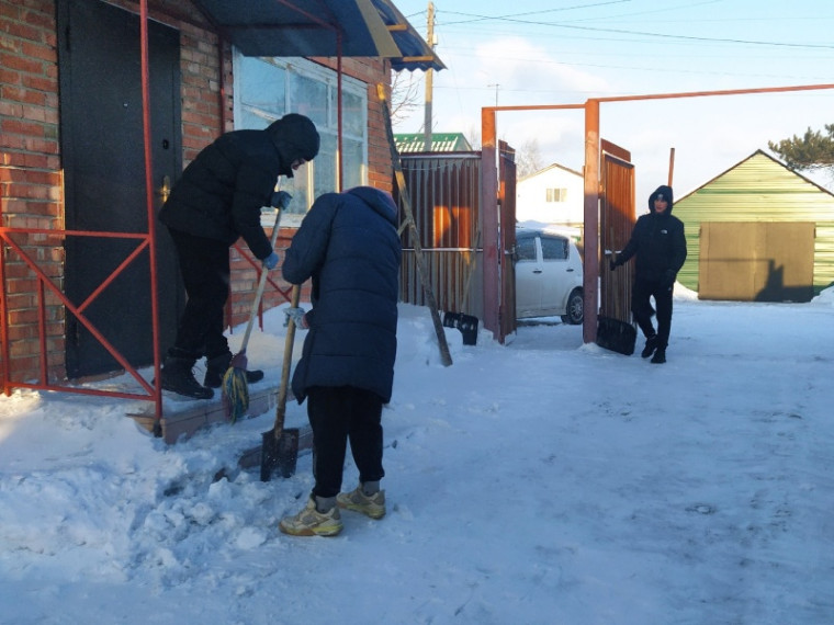 В Ленинском округе «Снежный десант» помог семьям участников СВО убрать снег во дворах частных домов.