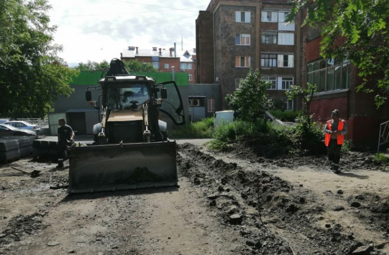 В Омске на 4-й Поселковой начали ремонтировать асфальтовое покрытие на придомовой территории.