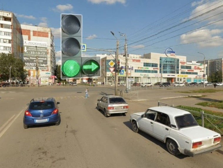 В режим работы светофора на пересечении улиц 70 лет Октября и Дмитриева внесли дополнительные корректировки.