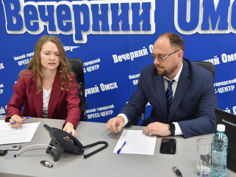 Глава администрации Ленинского округа Дмитрий Зярко ответил на вопросы жителей. Глава администрации Ленинского округа Дмитрий Зярко ответил на вопросы жителей.