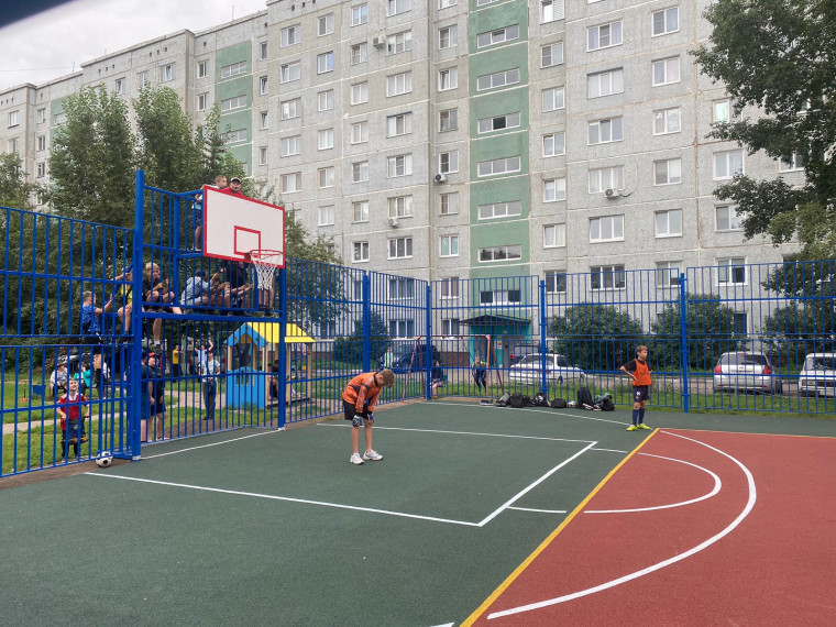 В Кировском округе появилась новая спортивная площадка. В Кировском округе появилась новая спортивная площадка.