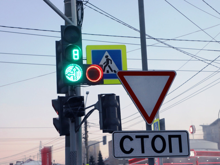 Омичам напомнили, как действовать при мигающем зеленом сигнале светофора. Омичам напомнили, как действовать при мигающем зеленом сигнале светофора.