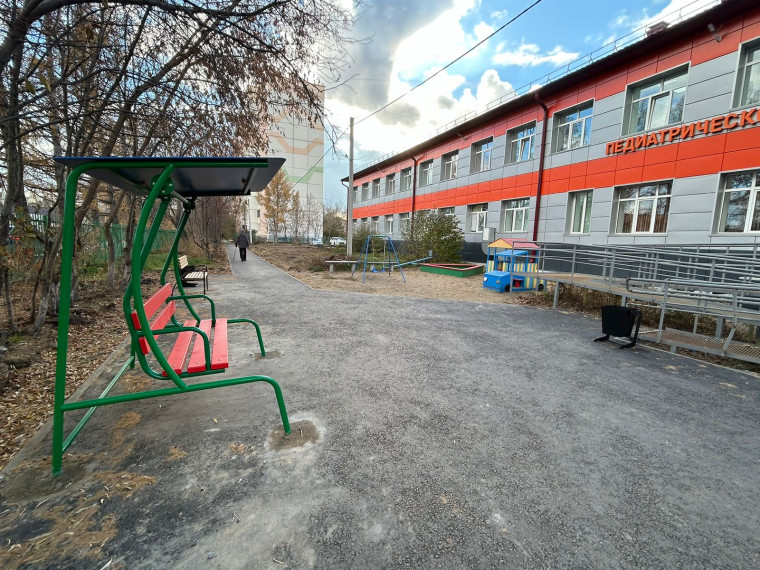 Возле поликлиники в Ленинском округе завершена работа по благоустройству общественного пространства. Возле поликлиники в Ленинском округе завершена работа по благоустройству общественного пространства.
