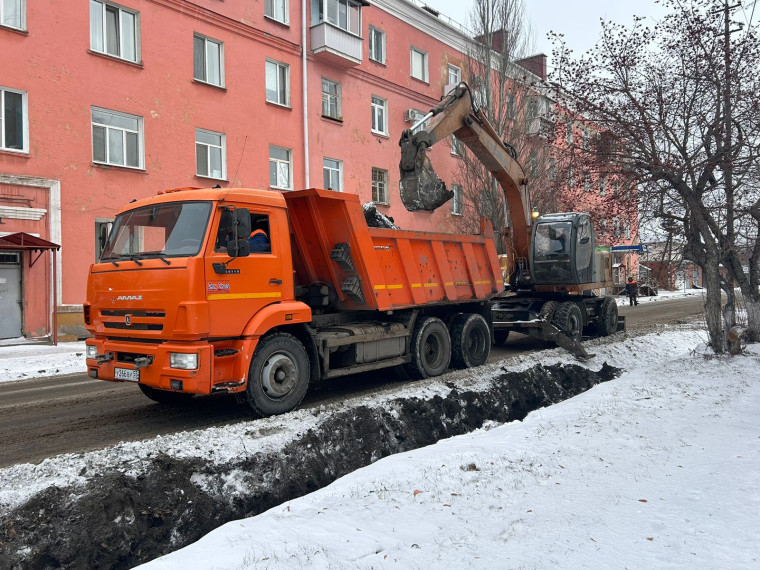 На территории Ленинского округа проводят мероприятия для отвода воды с проблемных участков. На территории Ленинского округа проводят мероприятия для отвода воды с проблемных участков.