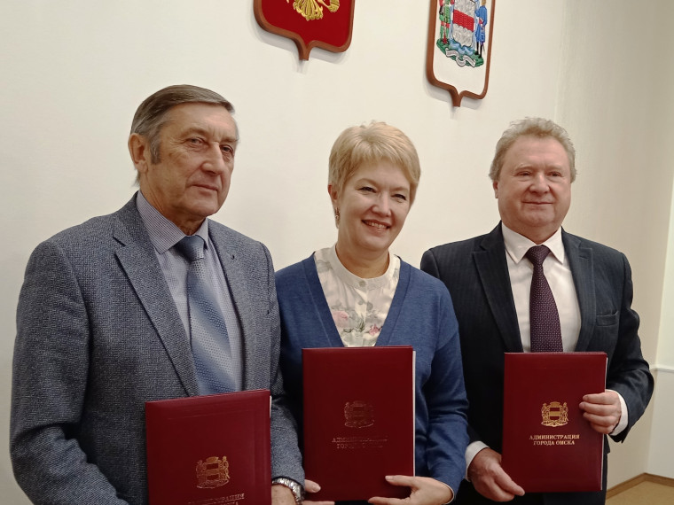 В Омске подписано трёхстороннее соглашение между администрацией, профсоюзами и работодателями города. В Омске подписано трёхстороннее соглашение между администрацией, профсоюзами и работодателями города.