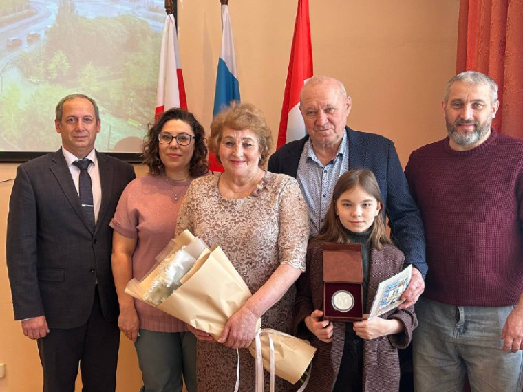 В Омске поздравили супругов, отметивших золотую свадьбу. В Омске поздравили супругов, отметивших золотую свадьбу.
