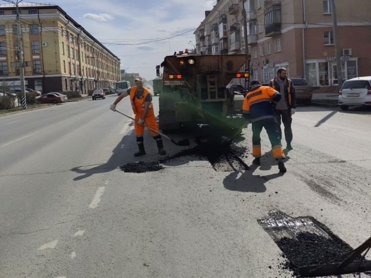 В Омске продолжается аварийно-восстановительный ремонт дорог. В Омске продолжается аварийно-восстановительный ремонт дорог.