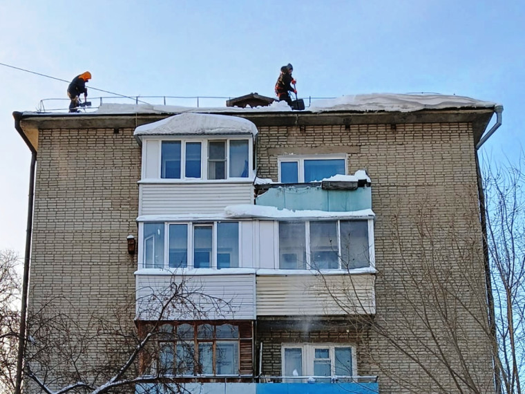 Управляющие организации Ленинского округа вывозят снег для предотвращения паводка.