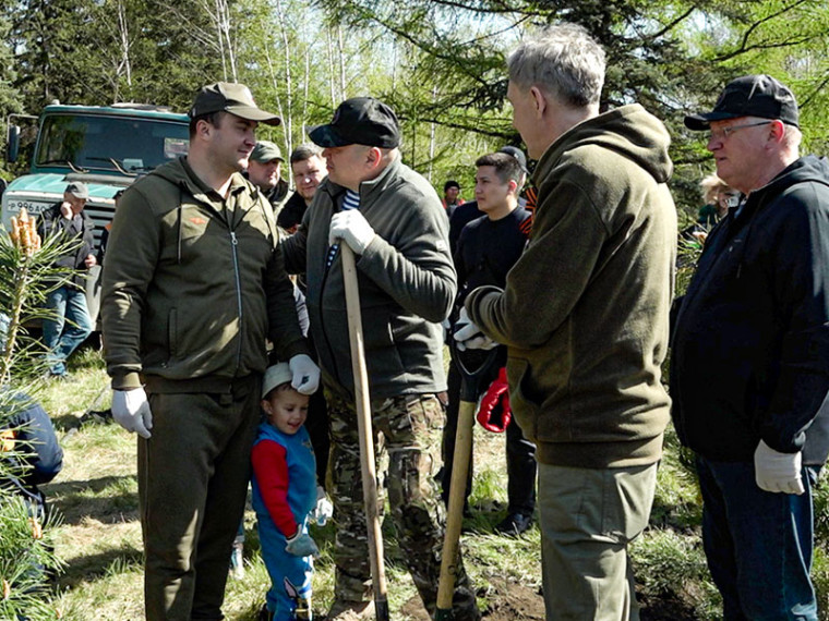 Виталий Хоценко и Сергей Шелест приняли участие в зелёном субботнике. Виталий Хоценко и Сергей Шелест приняли участие в зелёном субботнике.