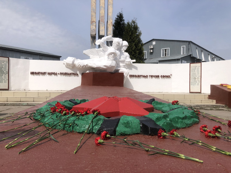 В Омске прошел торжественный митинг у мемориального комплекса. В Омске прошел торжественный митинг у мемориального комплекса.