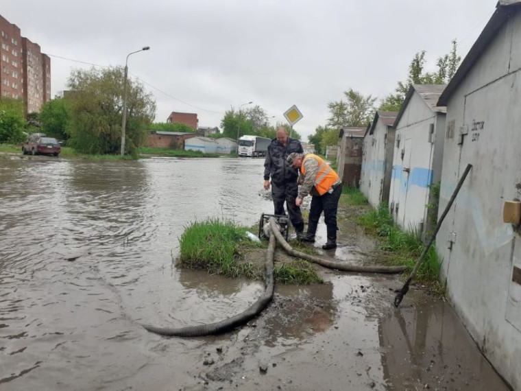 Городские службы продолжают устранять последствия затяжных дождей. Городские службы продолжают устранять последствия затяжных дождей.