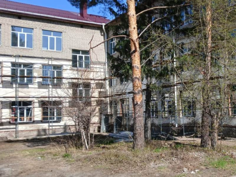 Фасад омской школы № 18 обновят в процессе капремонта. Фасад омской школы № 18 обновят в процессе капремонта.