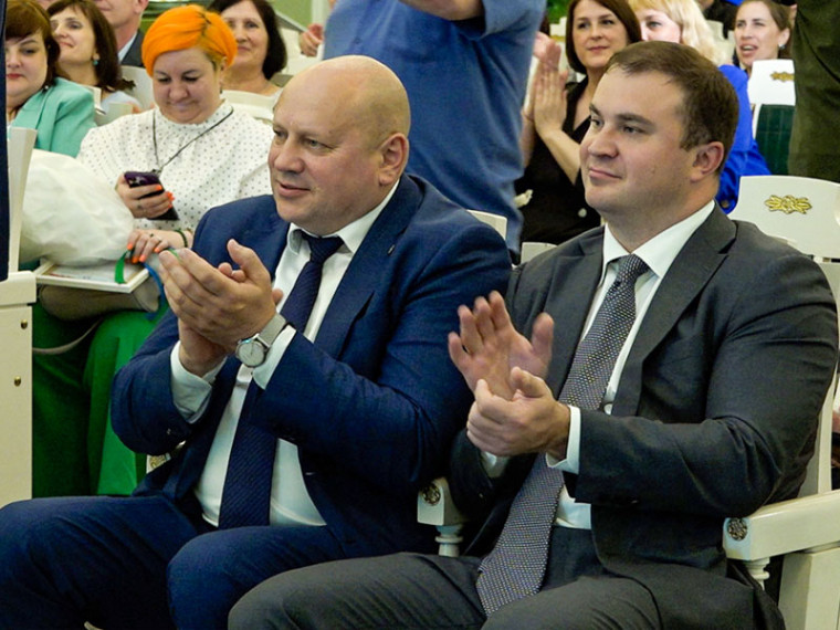 Руководители области и города поздравили коллектив АО «ГК «Титан» с профессиональным праздником. Руководители области и города поздравили коллектив АО «ГК «Титан» с профессиональным праздником.