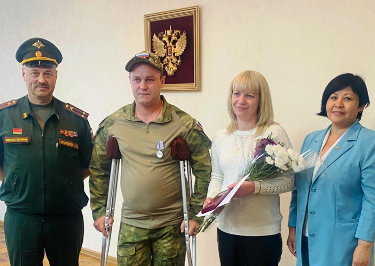 В администрации Октябрьского округа участнику СВО вручили медаль «За отвагу». В администрации Октябрьского округа участнику СВО вручили медаль «За отвагу».