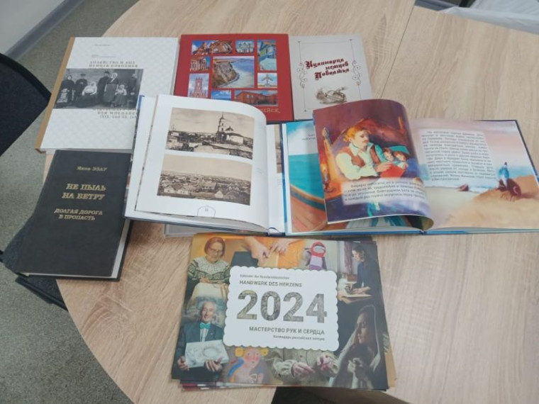 В центр гуманитарной помощи поступили книги для детской библиотеки Стаханова.