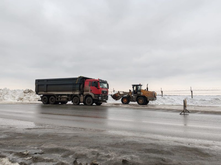 Дорожные службы  активно продолжают вывоз снега с возможных мест подтоплений.