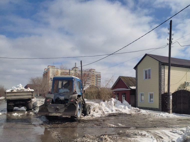 Семьям мобилизованных жителей Центрального округа оказывают помощь в уборке снега.