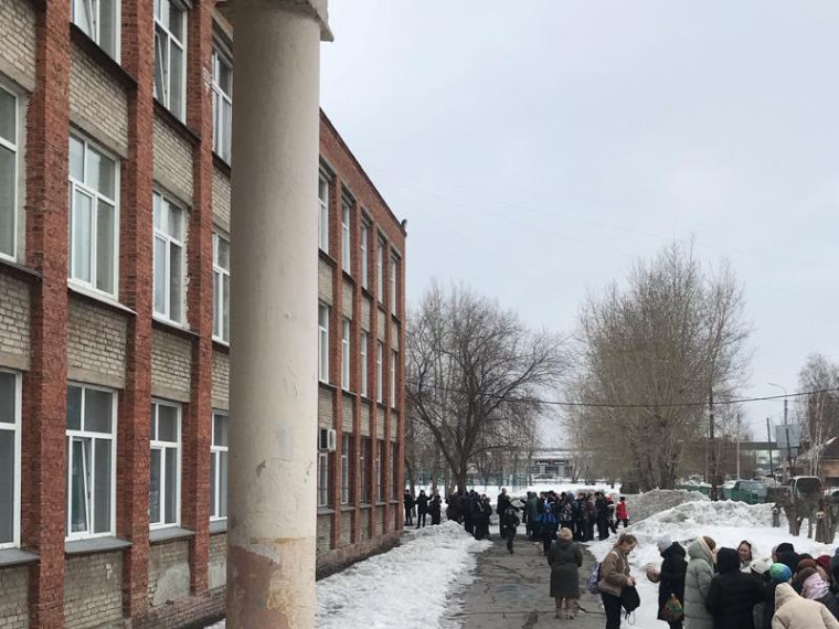 В двух омских школах прошла учебная эвакуация.