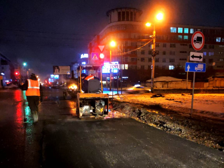 Дорожные службы продолжают аварийно-восстановительные работы в ночное время. Дорожные службы продолжают аварийно-восстановительные работы в ночное время.