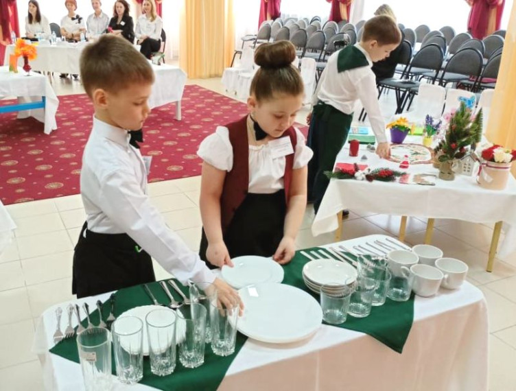 Маленькие рестораторы показали свои умения встречать гостей и сервировать праздничный стол.