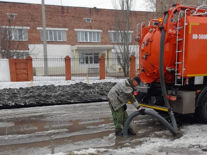 Дорожные службы продолжают откачку воды в местах подтоплений. Дорожные службы продолжают откачку воды в местах подтоплений.