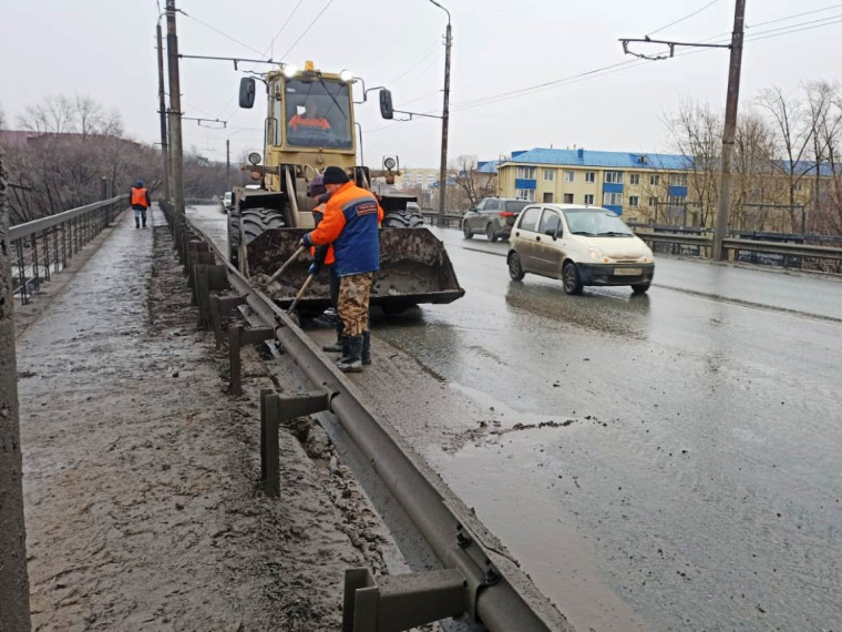 Дорожные службы ежедневно откачивают порядка тысячи кубометров талой воды. Дорожные службы ежедневно откачивают порядка тысячи кубометров талой воды.