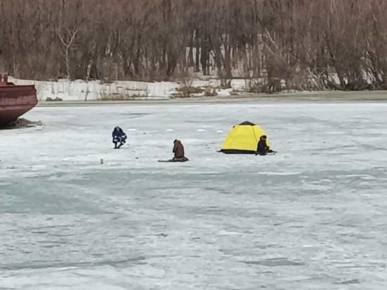 В Омске продолжаются рейды по местам выхода людей на лед.