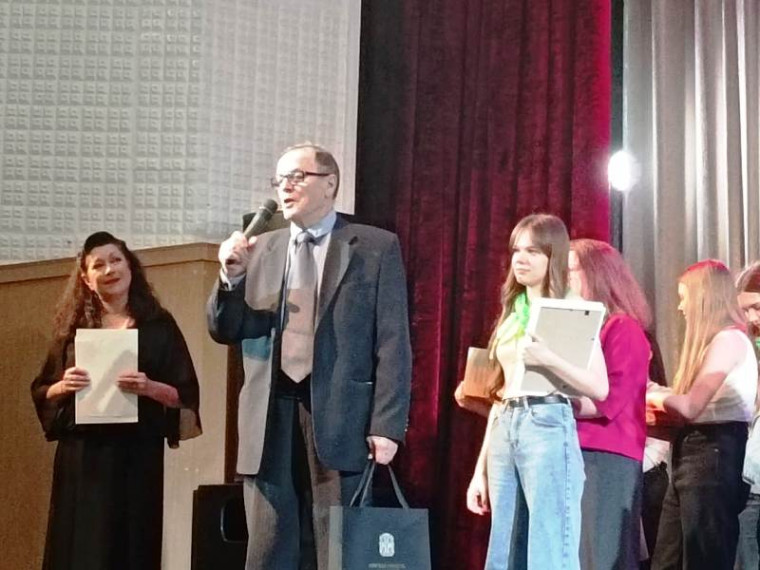 В Омске определили победителей конкурса на лучшие знания в сфере защиты прав потребителей среди школьников. В Омске определили победителей конкурса на лучшие знания в сфере защиты прав потребителей среди школьников.