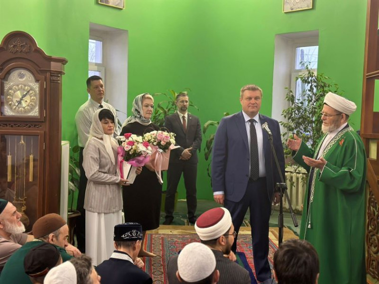 Омские мусульмане празднуют Ураза-байрам.