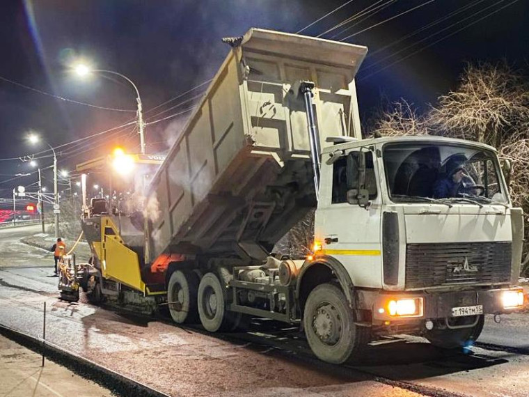 Дорожники отремонтировали спуск с моста на Заозерной.