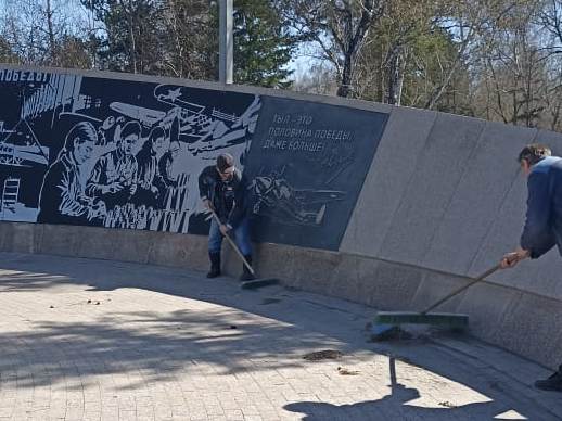 В преддверии Дня Победы в Омске начали приводить в порядок памятные места и скверы.