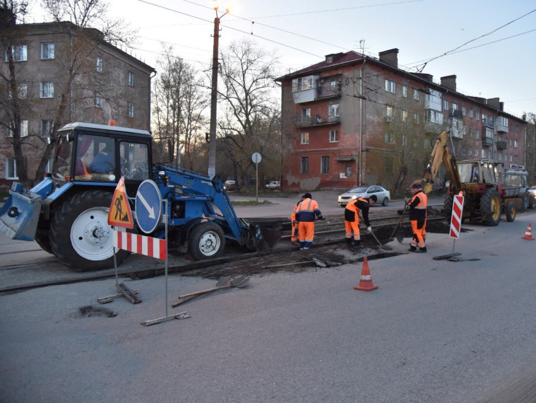 В Омске приступили к капитальному ремонту трамвайных путей.