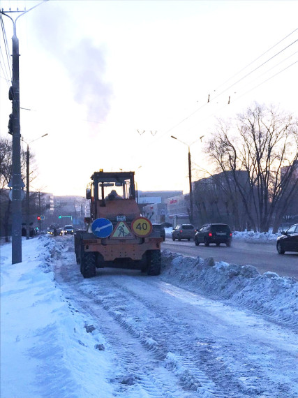 В Омске продолжают убирать снег и наледь, несмотря на морозную погоду.
