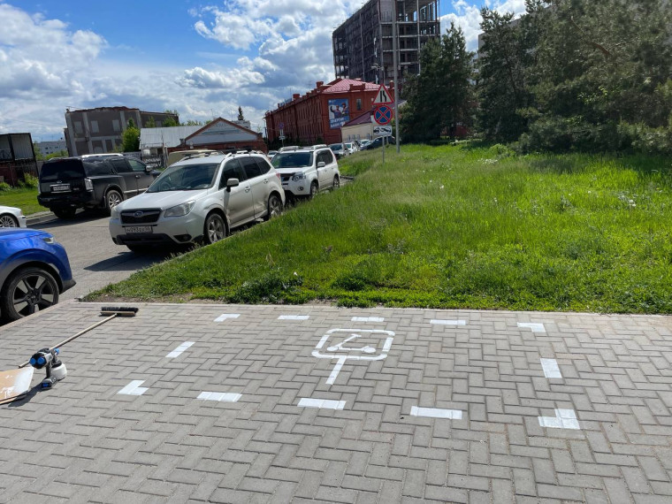 На омских улицах начали наносить разметку для парковки электросамокатов.